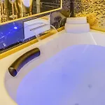 Spanish Steps Versace Style With Jacuzzi *