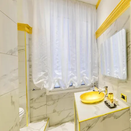 Spanish Steps Versace Style With Jacuzzi Apartmán *
