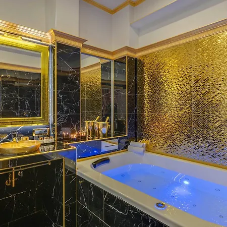 Spanish Steps Versace Style With Jacuzzi Apartmán *