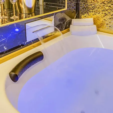 Spanish Steps Versace Style With Jacuzzi *