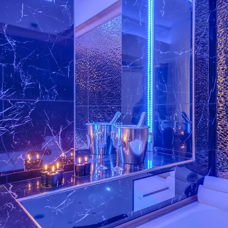 Spanish Steps Versace Style With Jacuzzi Apartmán *