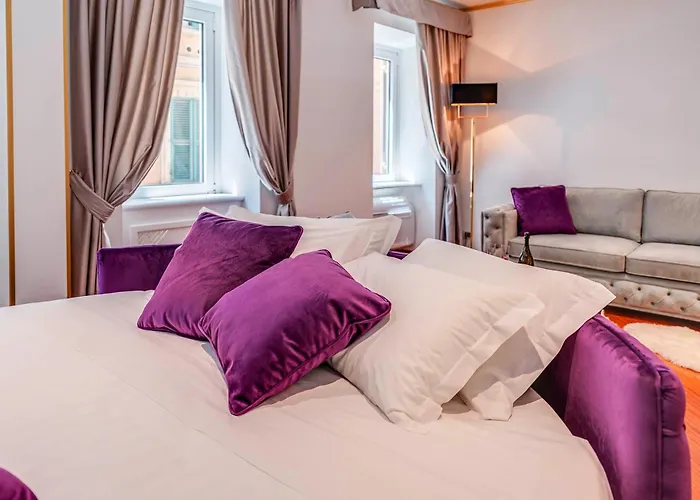 Spanish Steps Versace Style With Jacuzzi Apartmán *