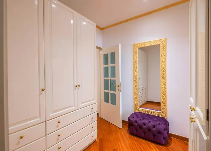 Spanish Steps Versace Style With Jacuzzi *