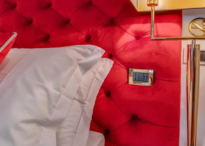 Spanish Steps Versace Style With Jacuzzi *