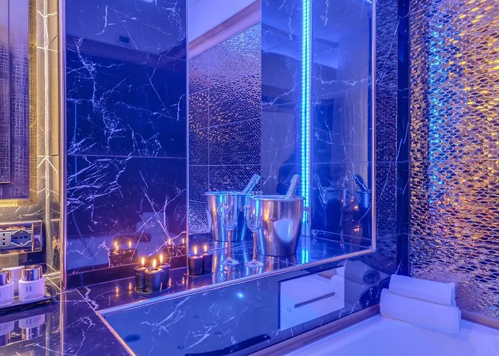 Spanish Steps Versace Style With Jacuzzi 아파트 *